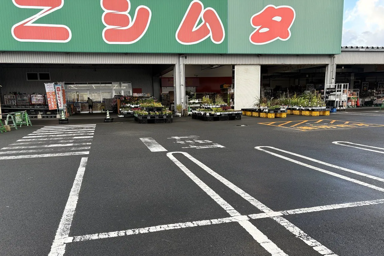 【スーパーセンターニシムタ 指宿店】食物販や物販に最適な正面入口の駐車場スペース