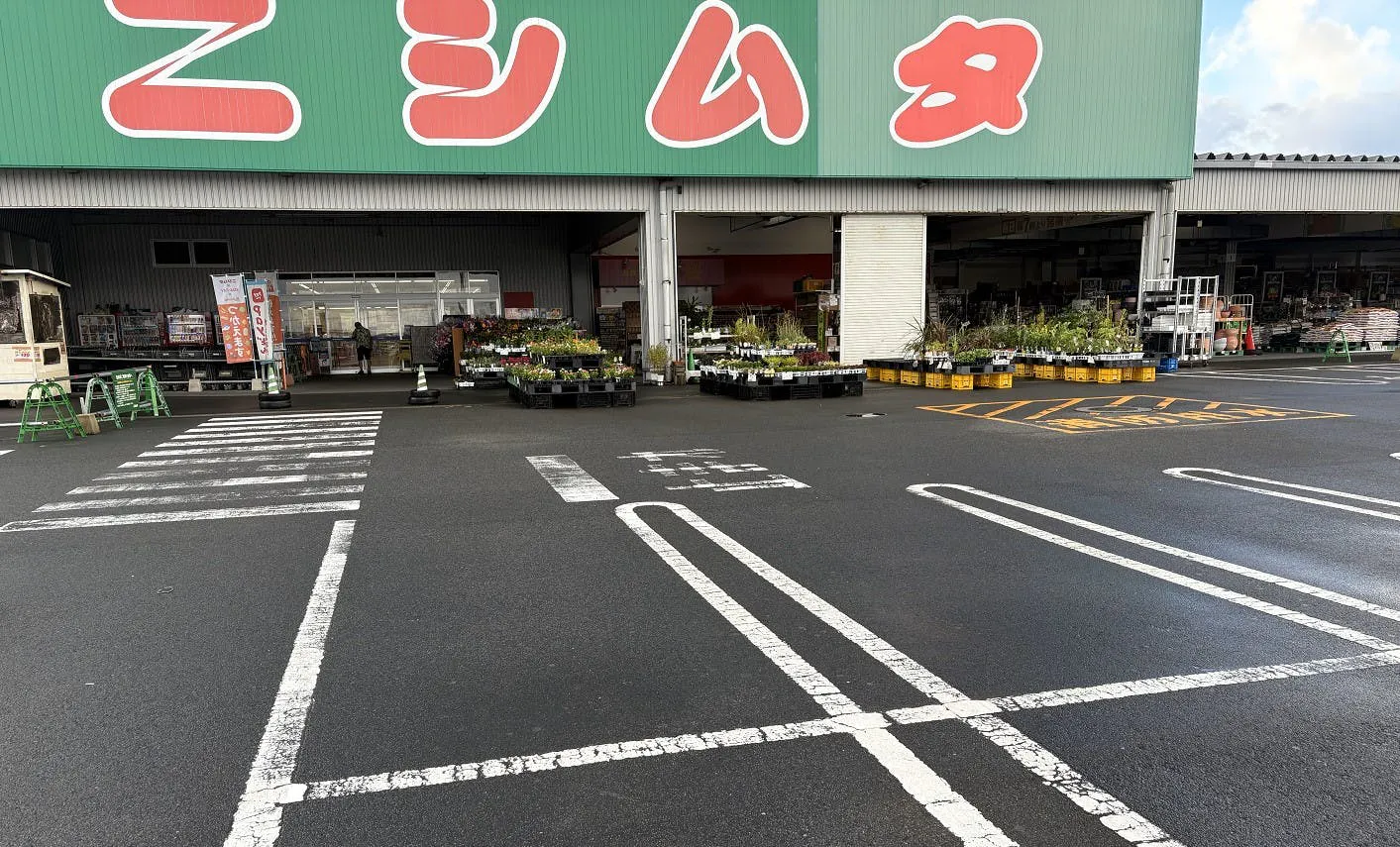 【スーパーセンターニシムタ 指宿店】食物販や物販に最適な正面入口の駐車場スペース
