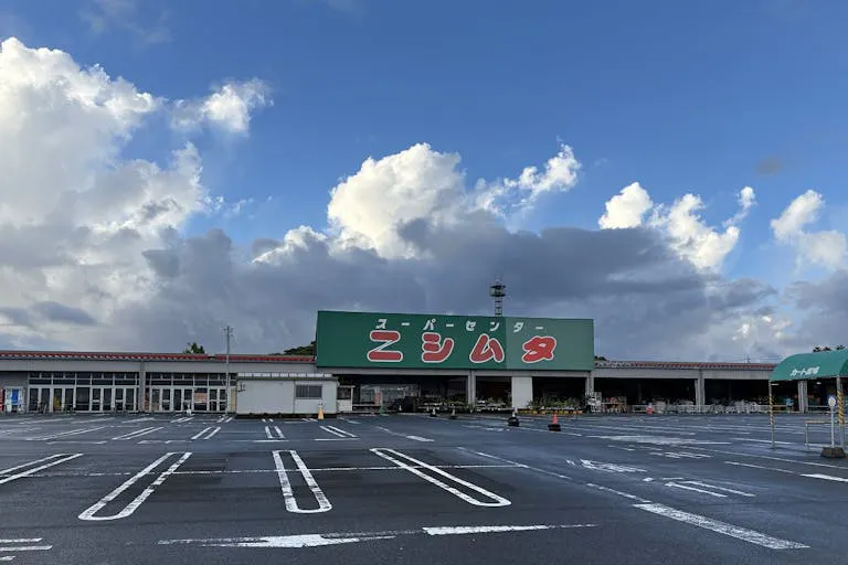 【スーパーセンターニシムタ 指宿店】食物販や物販に最適な正面入口の駐車場スペース