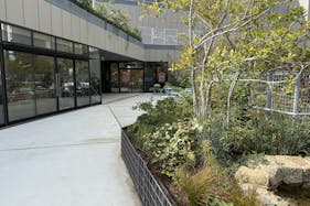 【KOMAZAWA Park Quarter】【駒沢大学駅徒歩1分】カフェ横の緑あふれるテラス空間「KOMAZAWA Park Quarter Biotope」