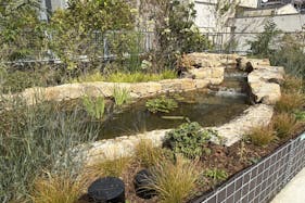 【KOMAZAWA Park Quarter】【駒沢大学駅徒歩1分】カフェ横の緑あふれるテラス空間「KOMAZAWA Park Quarter Biotope」