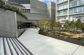 【KOMAZAWA Park Quarter】【駒沢大学駅徒歩1分】カフェ横の緑あふれるテラス空間「KOMAZAWA Park Quarter Biotope」
