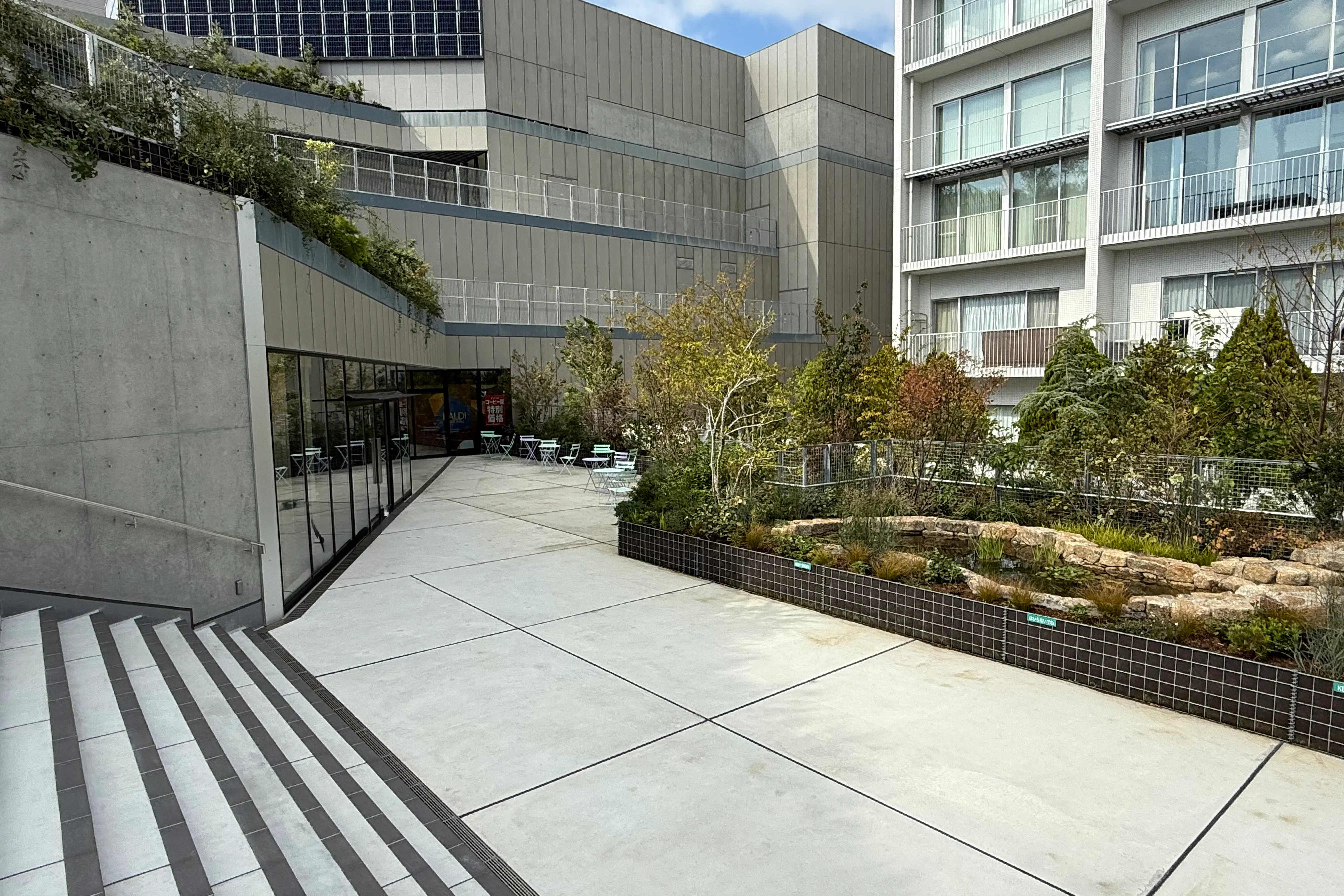 【KOMAZAWA Park Quarter】【駒沢大学駅徒歩1分】カフェ横の緑あふれるテラス空間「KOMAZAWA Park Quarter Biotope」