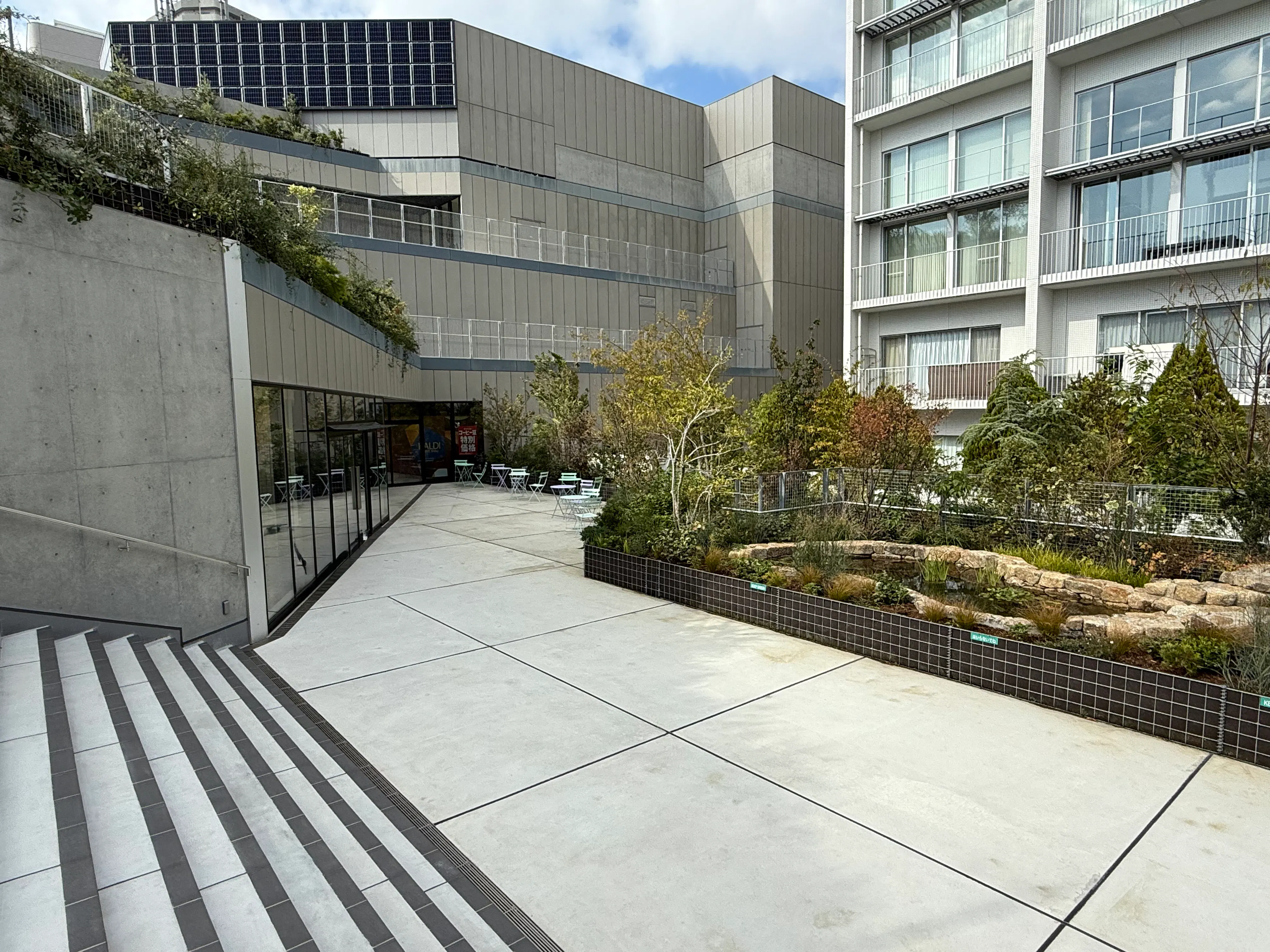 【KOMAZAWA Park Quarter】【駒沢大学駅徒歩1分】カフェ横の緑あふれるテラス空間「KOMAZAWA Park Quarter Biotope」