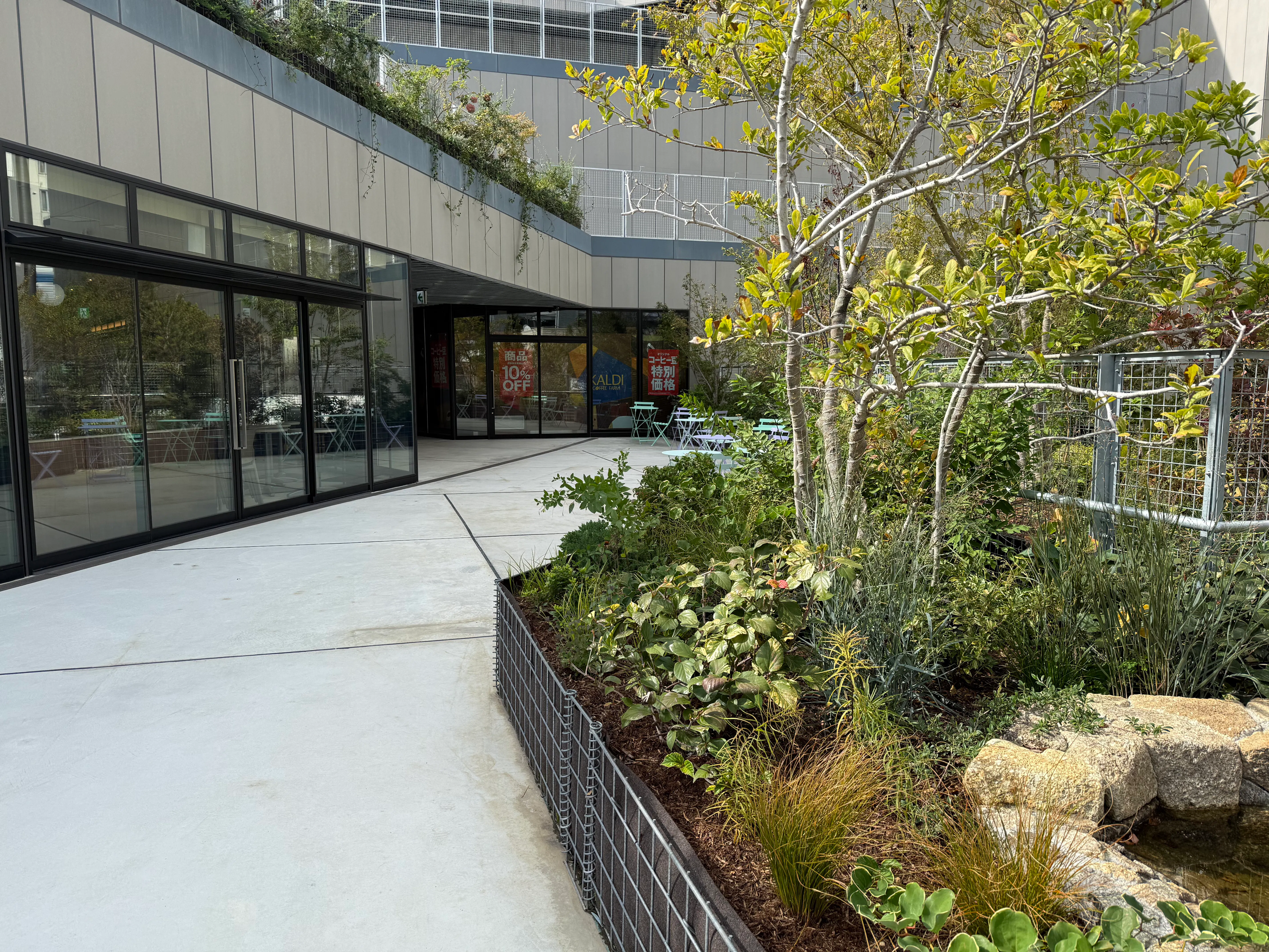 【KOMAZAWA Park Quarter】【駒沢大学駅徒歩1分】カフェ横の緑あふれるテラス空間「KOMAZAWA Park Quarter Biotope」
