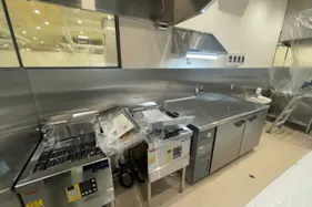 【海老名マルイ】1階 カレンダリウムF12【食物販・調理行為可能】入口正面の好立地、共同利用キッチン・共同冷蔵・冷凍庫完備