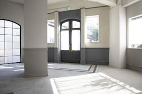 【代官山駅8分】ギャラリーや展示会に適した白×ライトグレーのモダンなイベントスペース