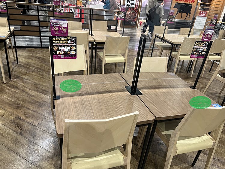 【イオンモール東浦】モールメディア　フードコートステッカー【机の画像