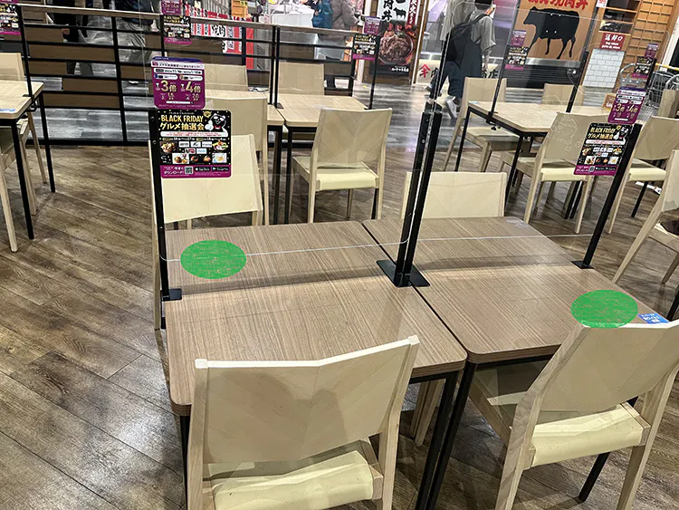 【イオンモール東浦】モールメディア　フードコートステッカー【机の画像