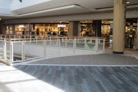 【イオンモール東浦】中央デッキ