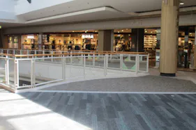 【イオンモール東浦】中央デッキ