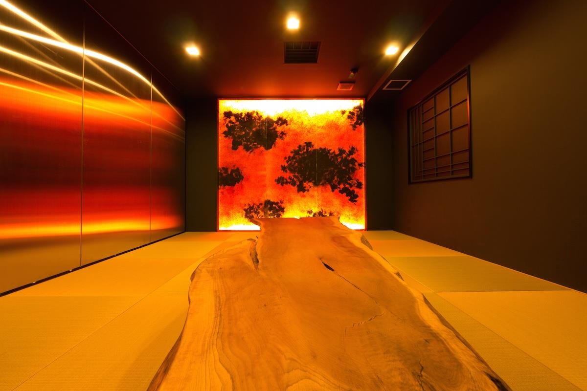 琉球畳の和室。完全個室としてご利用いただけます。1枚板のテーブルがゴージャスです。