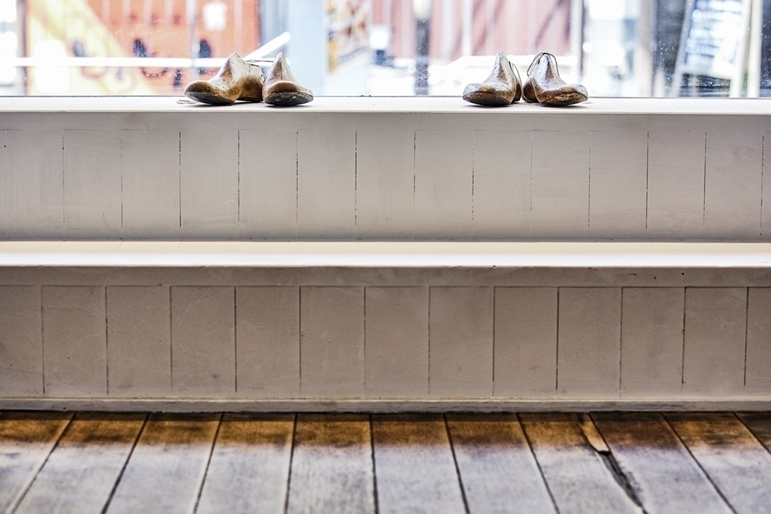 路面側の窓縁では、内外に向けてのアプローチが可能です。