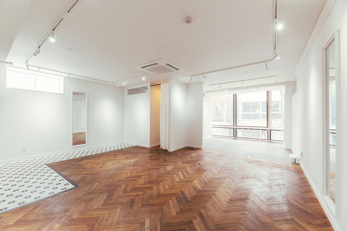 【四ツ橋駅2分】ポップアップストアや展示会に活用可能な、白を基調とした多様なフローリングのギャラリースペース