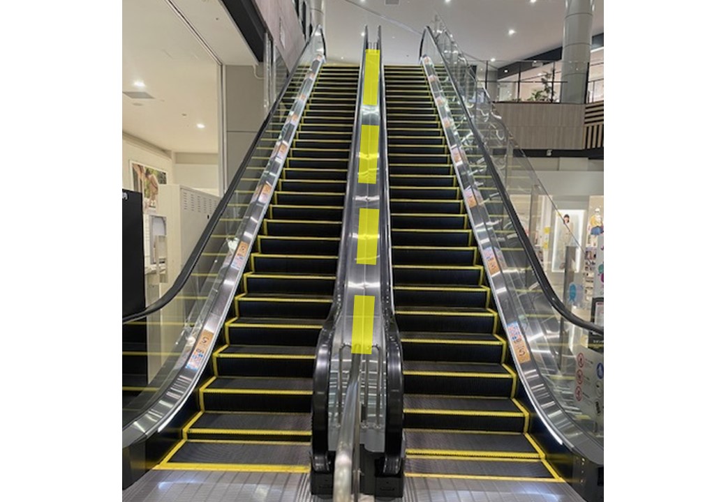 【イオンモール新小松】モール内広告 エスカレーター中央レール