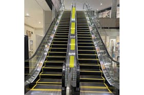 【イオンモール新小松】モール内広告 エスカレーター中央レール