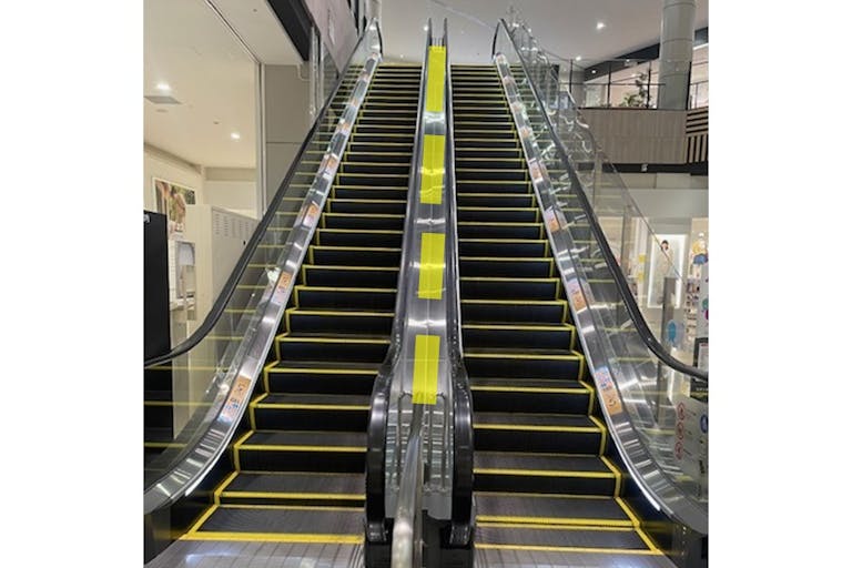 【イオンモール新小松】モール内広告 エスカレーター中央レールの画像2