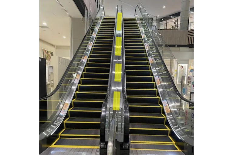 エスカレーター 中央レール