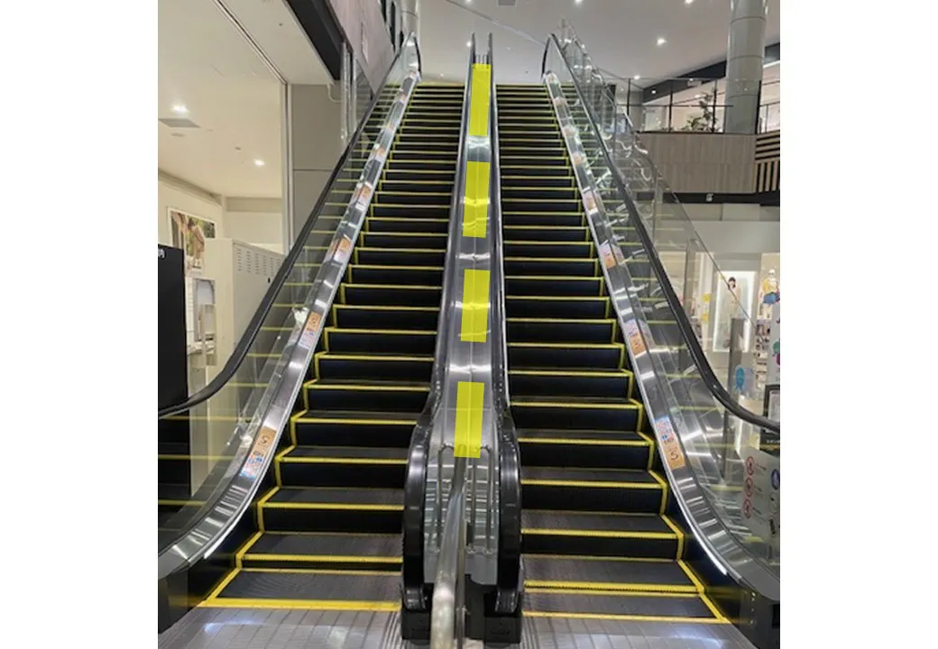【イオンモール新小松】モール内広告 エスカレーター中央レールの画像