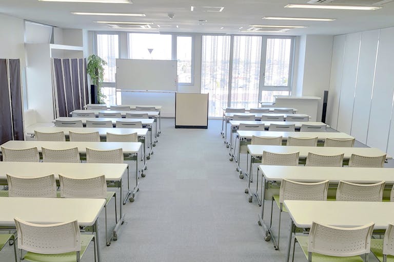 【吉祥寺駅4分】レイアウト自由で開放感のある6階貸会議室(大会議室・42名)の画像1