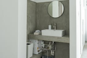 【森下駅2分】ファッション系の展示販売会やアート作品展、ポップアップに最適な駅近路面のシンプルで清潔感のあるギャラリースペース