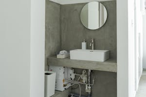 【森下駅2分】ファッション系の展示販売会やアート作品展、ポップアップに最適な駅近路面のシンプルで清潔感のあるギャラリースペース