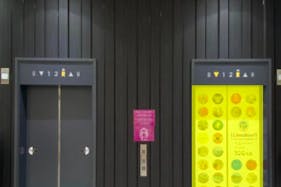 【イオンモール今治新都市】モール内広告 エレベーター扉