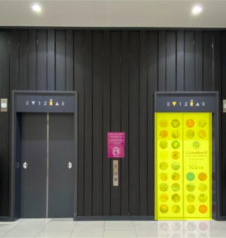 【イオンモール今治新都市】モール内広告 エレベーター扉の画像