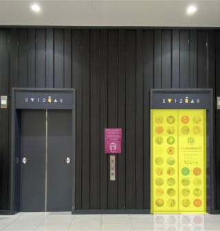 【イオンモール今治新都市】モール内広告 エレベーター扉の画像