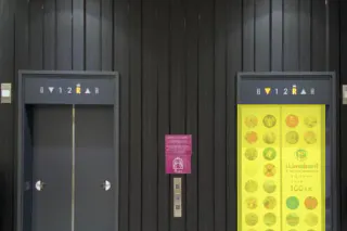 【イオンモール今治新都市】モール内広告 エレベーター扉