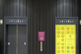 【イオンモール今治新都市】モール内広告 エレベーター扉