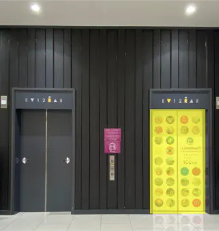 【イオンモール今治新都市】モール内広告 エレベーター扉の画像