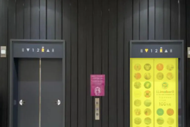 【イオンモール今治新都市】モール内広告 エレベーター扉の画像1