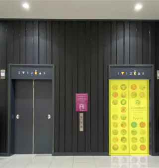 【イオンモール今治新都市】モール内広告 エレベーター扉