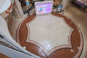 【イオンモール新居浜】『③1F サウスコート』 -認知度の高い集客イベントスペース。近くに大きなカフェや大型電気店があり、ファミリー層に強い魅力的なロケーション