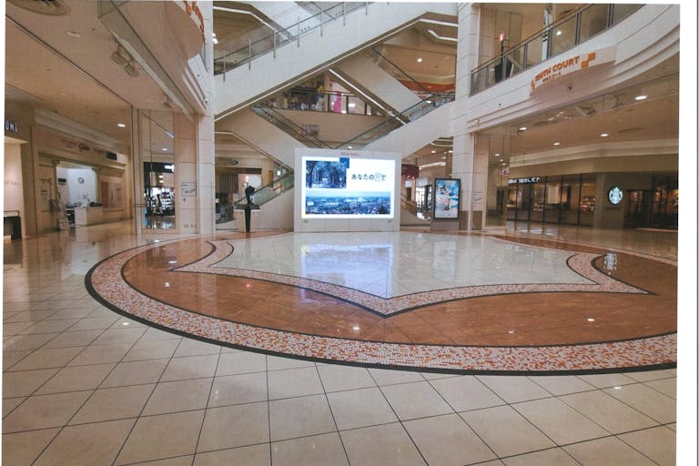 【イオンモール新居浜】『③1F サウスコート』 -認知度の高い集客イベントスペース。近くに大きなカフェや大型電気店があり、ファミリー層に強い魅力的なロケーションの画像1
