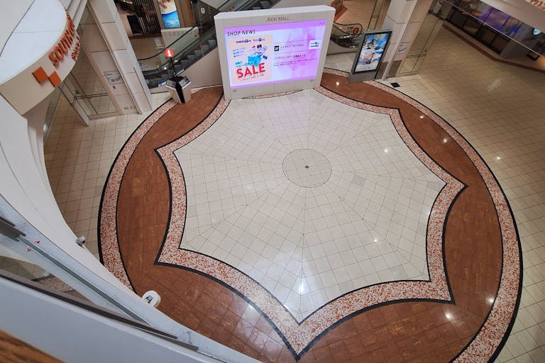 【イオンモール新居浜】『③1F サウスコート』 -認知度の高い集客イベントスペース。近くに大きなカフェや大型電気店があり、ファミリー層に強い魅力的なロケーションの画像2