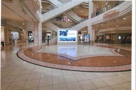 【イオンモール新居浜】『③1F サウスコート』 -認知度の高い集客イベントスペース。近くに大きなカフェや大型電気店があり、ファミリー層に強い魅力的なロケーション