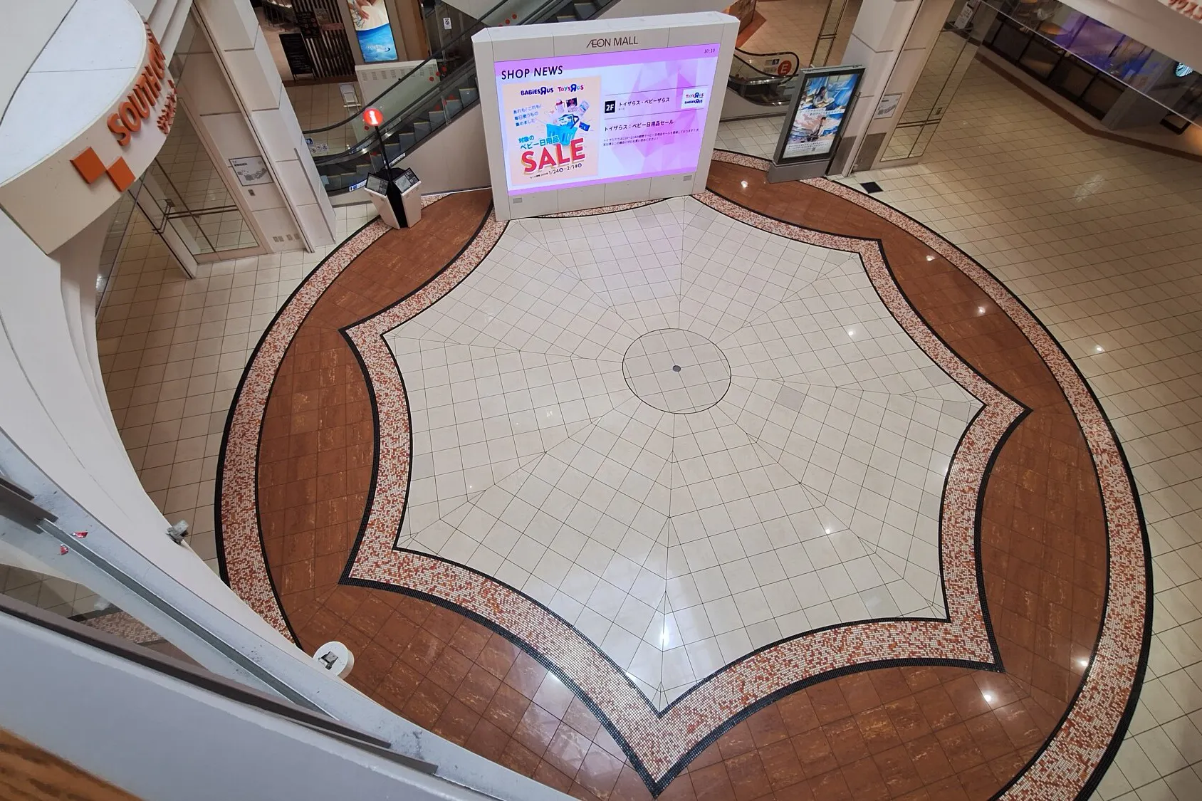 【イオンモール新居浜】『③1F サウスコート』 -認知度の高い集客イベントスペース。近くに大きなカフェや大型電気店があり、ファミリー層に強い魅力的なロケーション