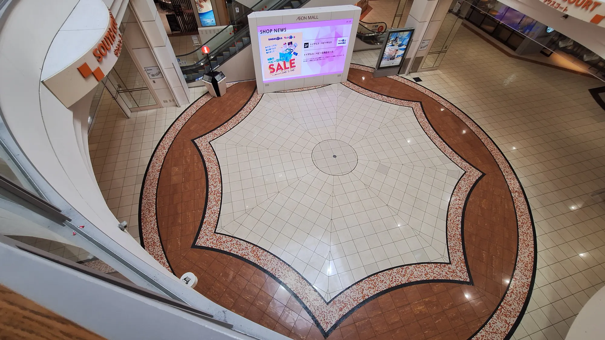 【イオンモール新居浜】『③1F サウスコート』 -認知度の高い集客イベントスペース。近くに大きなカフェや大型電気店があり、ファミリー層に強い魅力的なロケーション