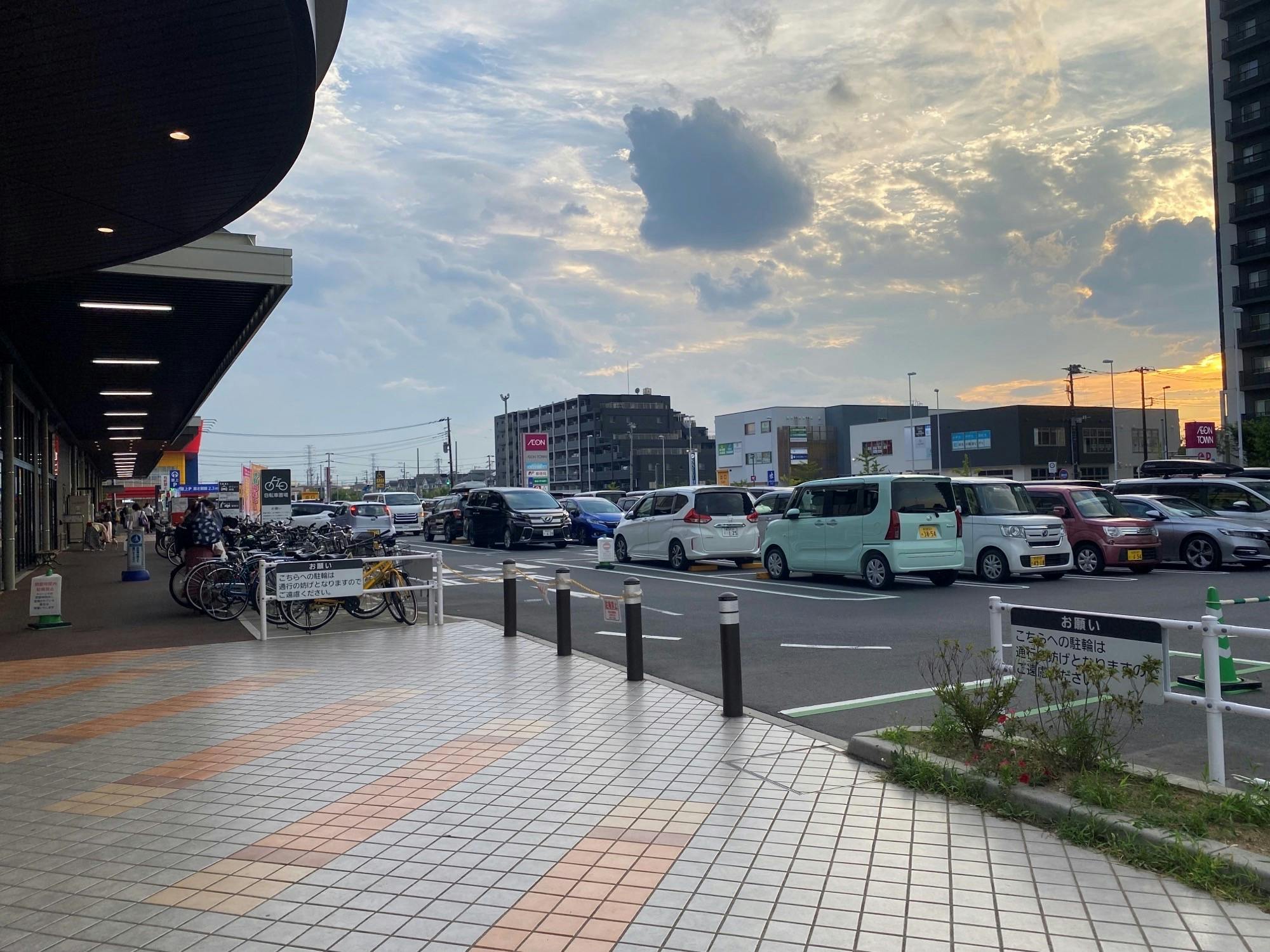 【イオンタウン吉川美南】キッチンカー等の食物販イベントに最適な地域密着型のショッピングモール館内出入口近くの屋外イベントスペース(西駅前広場屋外)