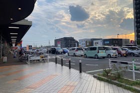 【イオンタウン吉川美南】キッチンカー等の食物販イベントに最適な地域密着型のショッピングモール館内出入口近くの屋外イベントスペース(西駅前広場屋外)