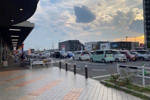 【イオンタウン吉川美南】キッチンカー等の食物販イベントに最適な地域密着型のショッピングモール館内出入口近くの屋外イベントスペース(西駅前広場屋外)