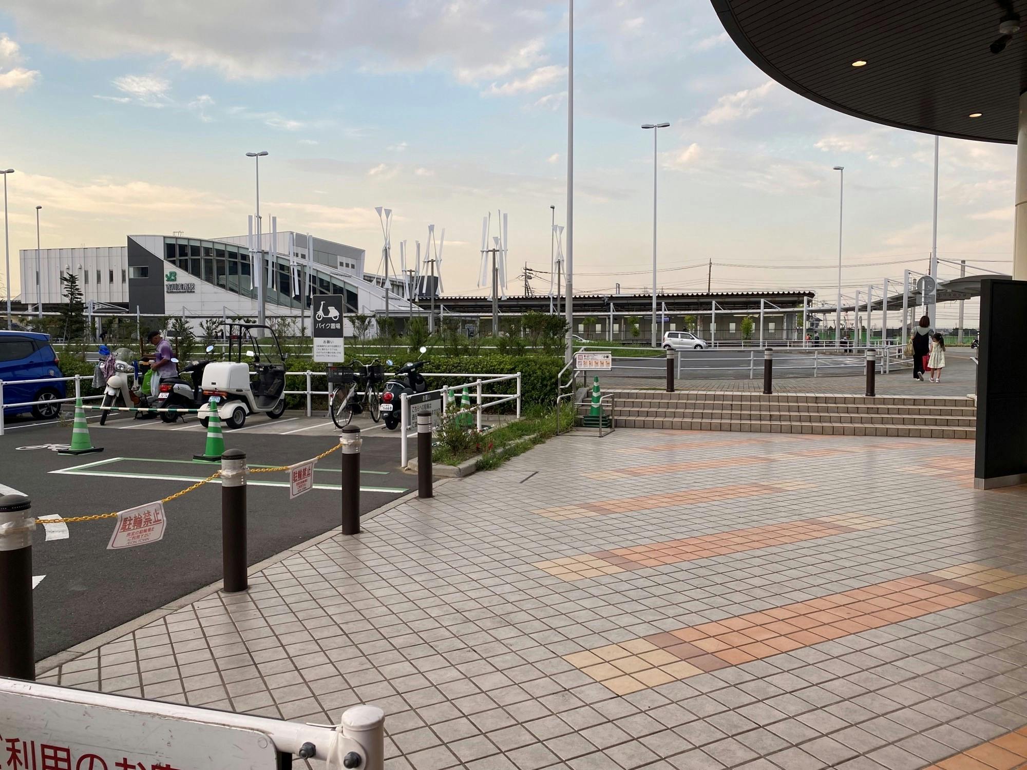 【イオンタウン吉川美南】キッチンカー等の食物販イベントに最適な地域密着型のショッピングモール館内出入口近くの屋外イベントスペース(西駅前広場屋外)