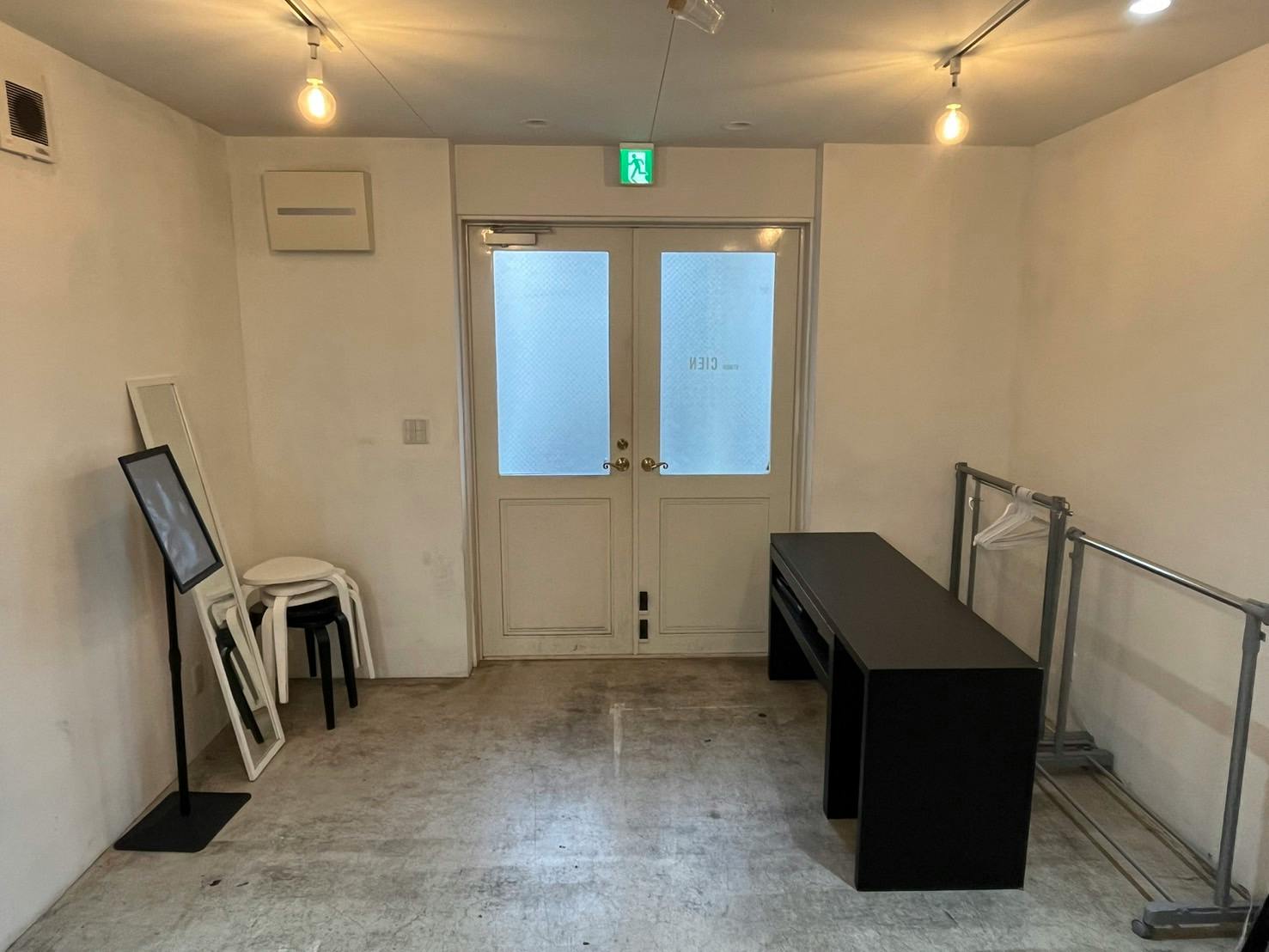 【明治神宮前駅5分】ポップアップストアや展示会に適した白を基調としているレンタルスペース