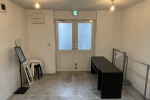 【明治神宮前駅5分】ポップアップストアや展示会に適した白を基調としているレンタルスペース