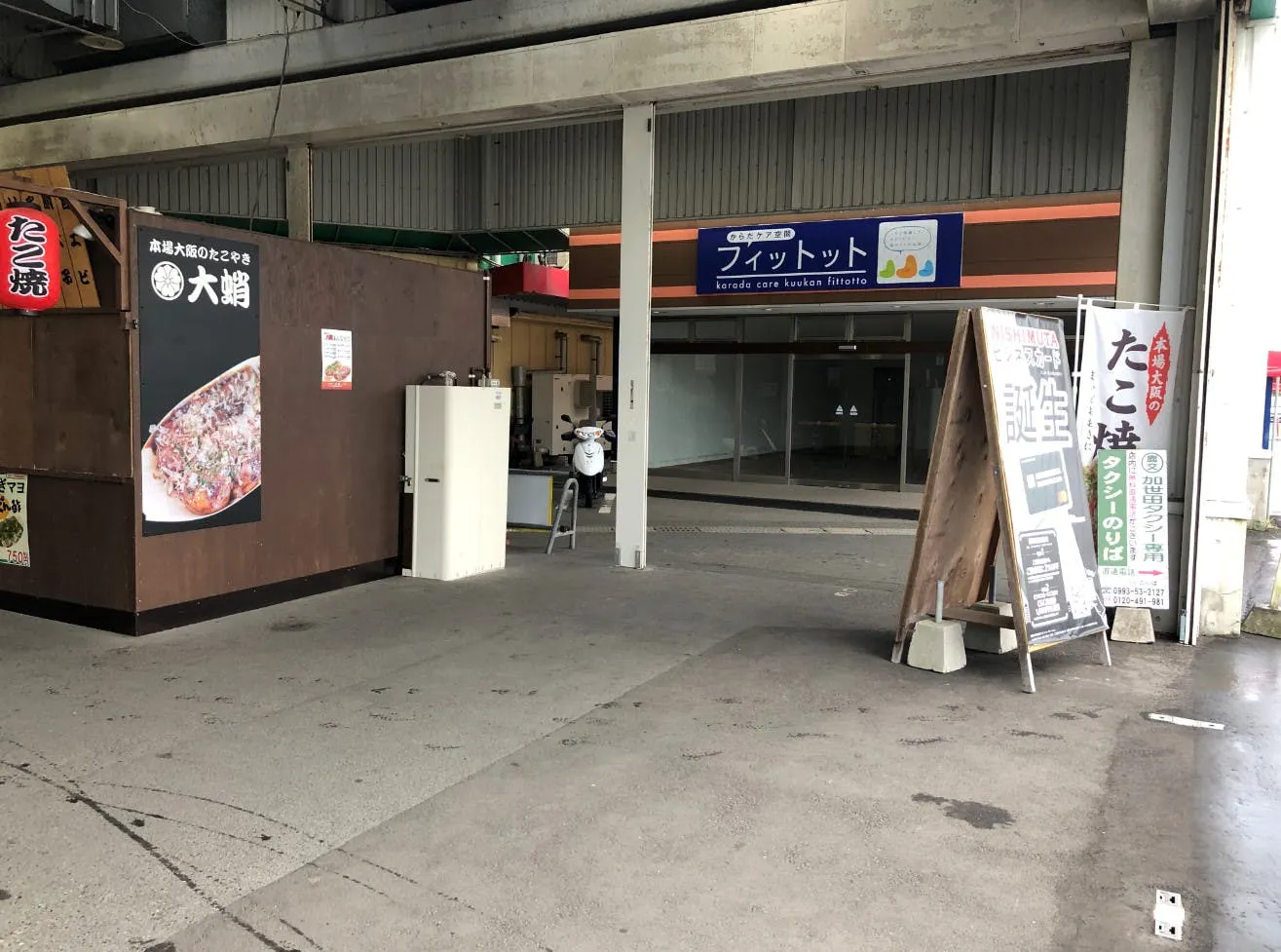 【スーパーセンターニシムタ加世田店】物販に利用可能なスーパーの店頭たこ焼き屋横にあるスペースの画像