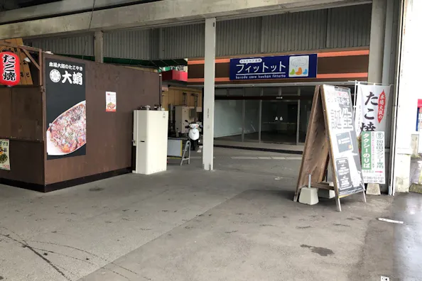 【スーパーセンターニシムタ加世田店】物販に利用可能なスーパーの店頭たこ焼き屋横にあるスペース