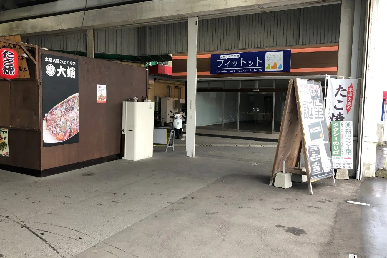 【スーパーセンターニシムタ加世田店】物販に利用可能なスーパーの店頭たこ焼き屋横にあるスペース