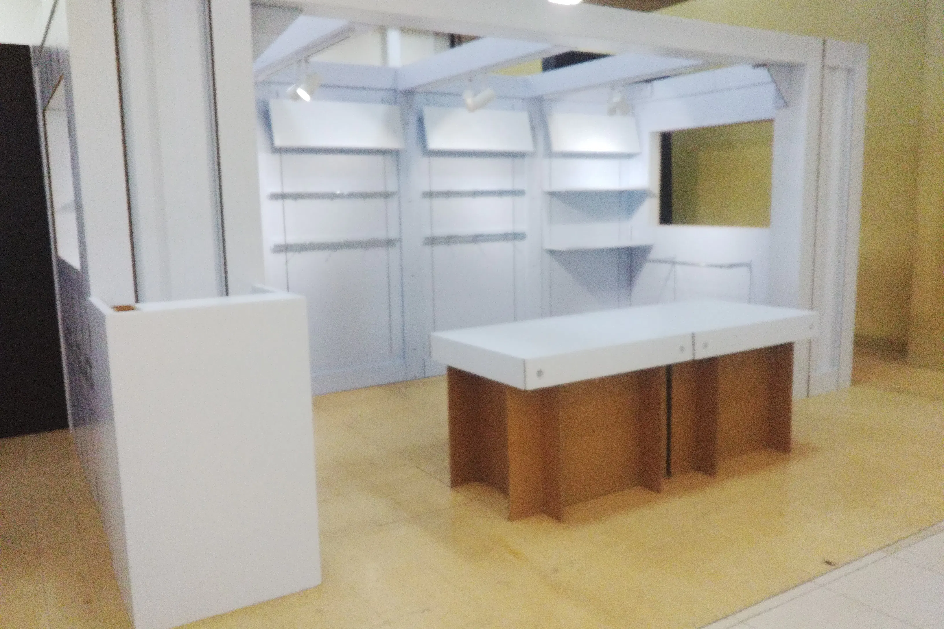 【イオンタウン守谷/POPUPブルー】ポップアップストアに最適な什器も充実したポップアップストア特設スペース